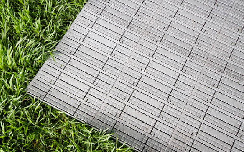 Plastic rollout floor