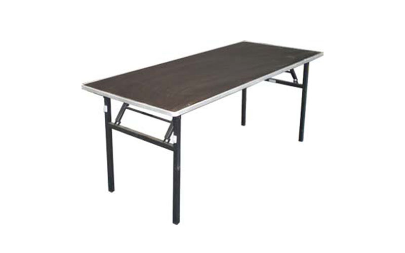 Trestle table with adjustment feet